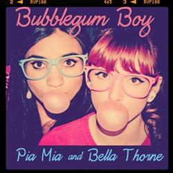 lytte på nettet Pia Mia and Bella Thorne - Bubblegum Boy