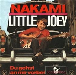 lyssna på nätet Little Joey - Nakami Du Gehst An Mir Vorbei
