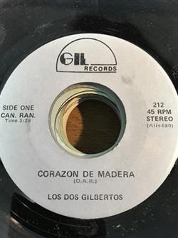 escuchar en línea Los Dos Gilbertos - Corazon De Madera