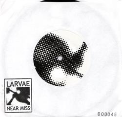 online luisteren Larvae - Near Miss